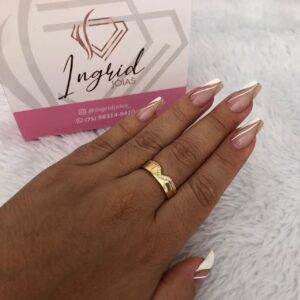 Anel Semijoia Com Detalhe Em V Cravejado