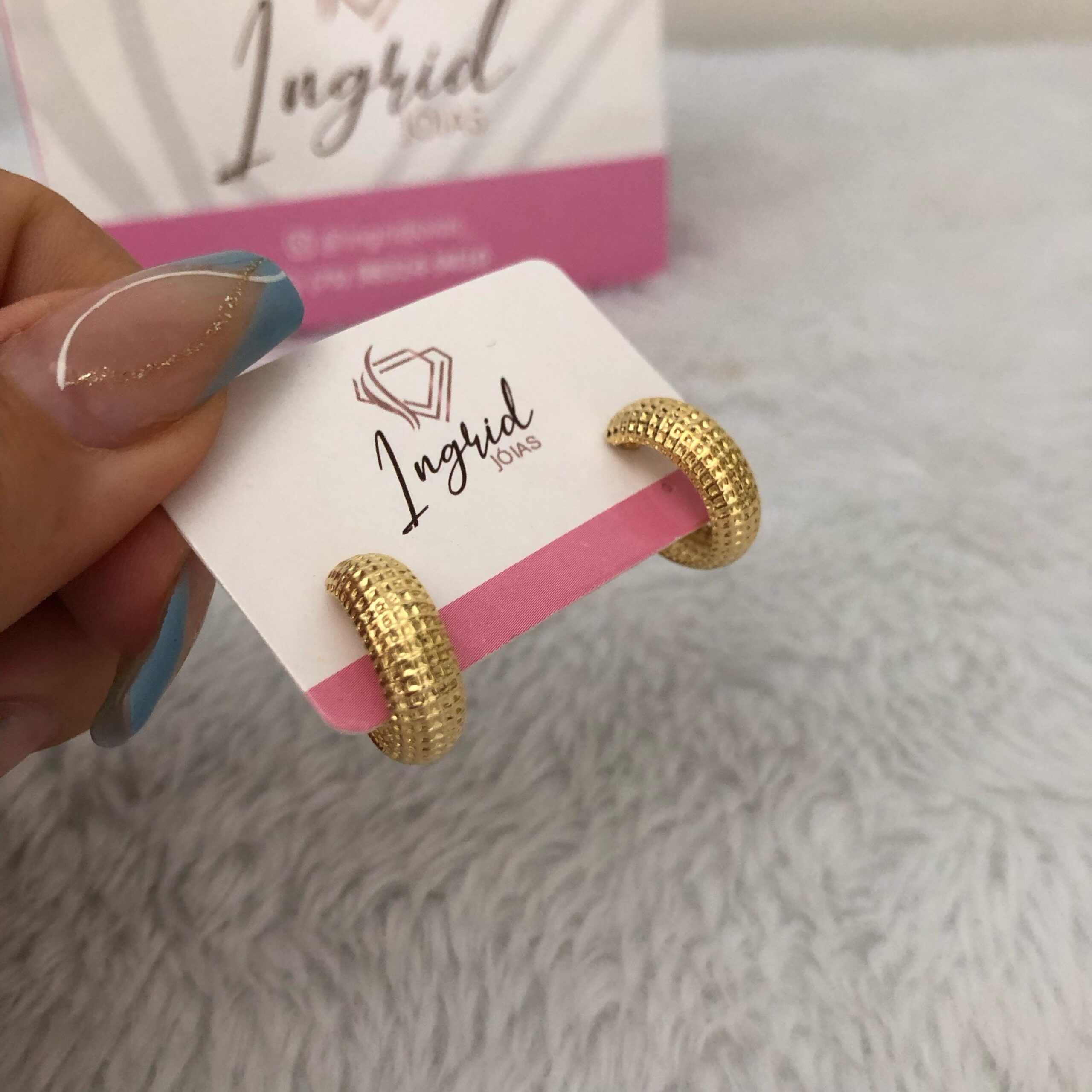 Argola Semijoia Pequena Com Textura